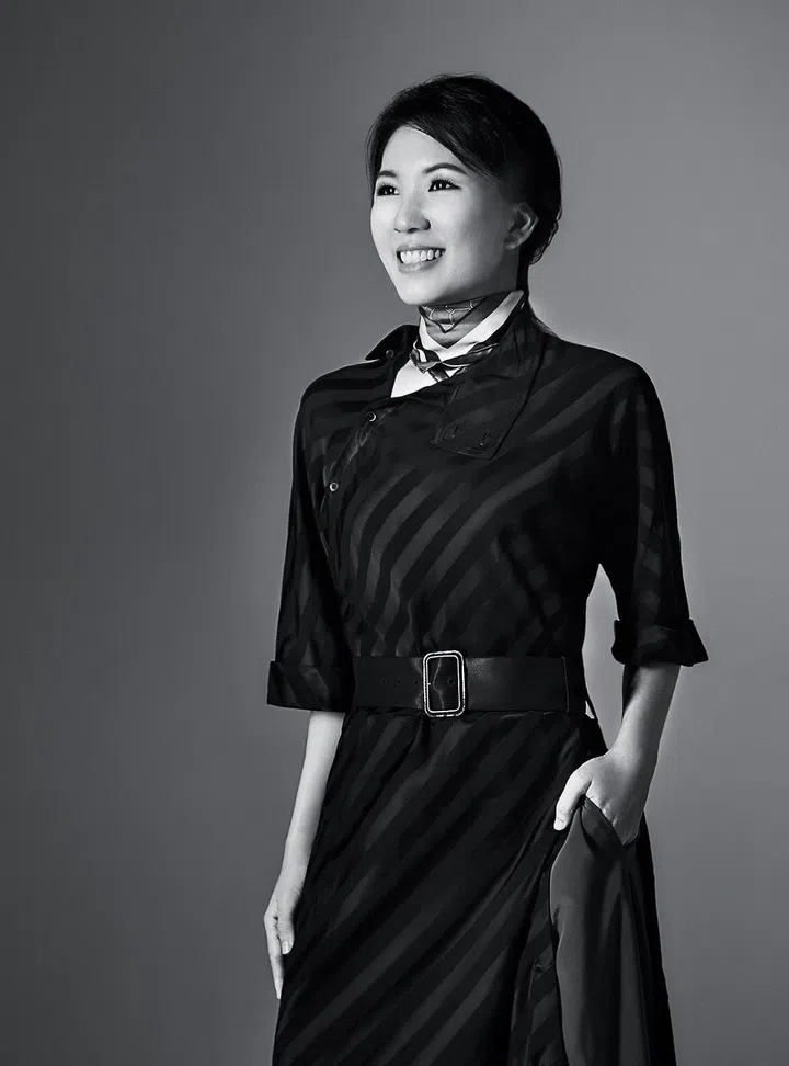 旗袍领真丝连衣裙、真丝直筒裤、真丝腰带/ Yuni Ahn for Shanghai Tang。
