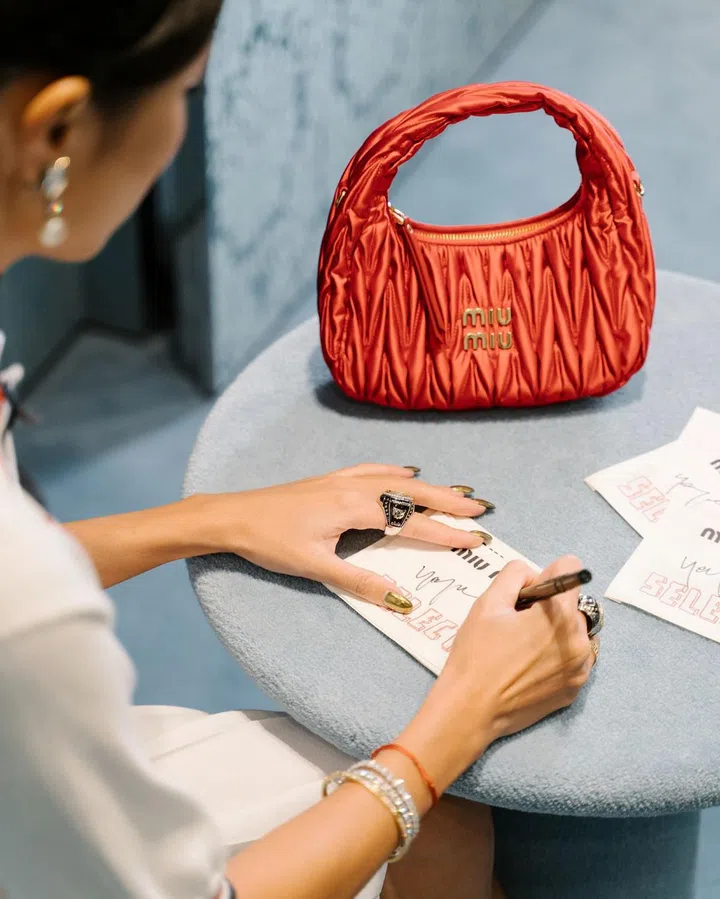 时尚博主Yoyo Cao从新一季成衣、手袋、鞋履及配饰中精选至爱清单，每件单品均附上专用标签。