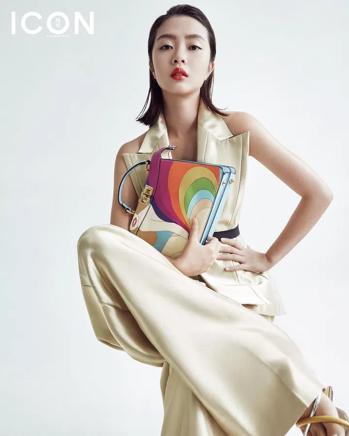 金色卡迪背心、金色卡迪长裤、Fendi Peekaboo ISeeU小号手袋、Fendi First纳帕皮革高跟凉鞋/Fendi。