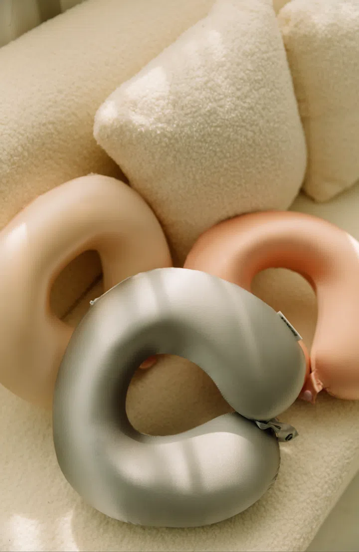 SOVA Hyaluronic Acid Infused Mulberry Silk Travel Pillow 旅行， 旅行好物