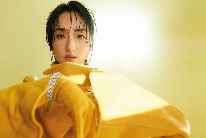 Winston Cluster铂金镶钻手链; Winston Cluster铂金镶钻手链/Harry Winston。拉链细节皮革夹克/Max Mara。