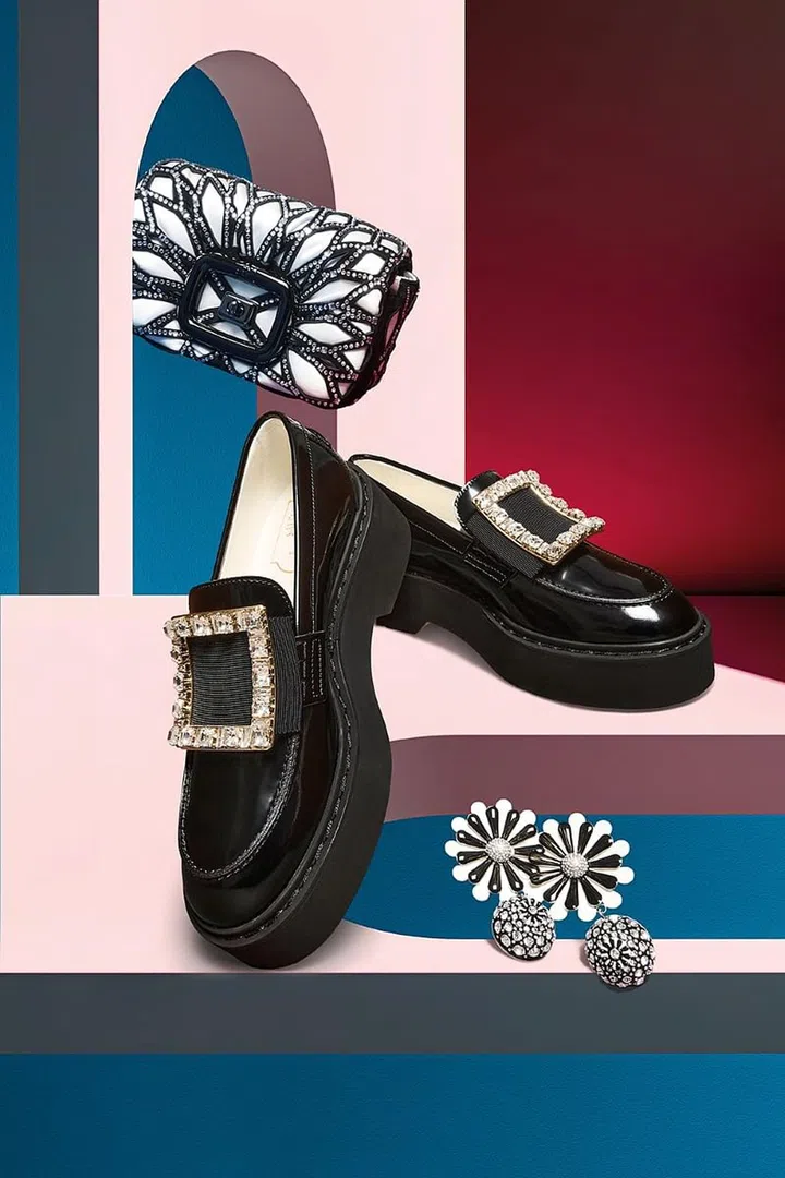 上至下：Viv’Choc Illusion 迷你手袋、Viv’ Rangers漆皮乐福鞋、耳环/Roger Vivier。