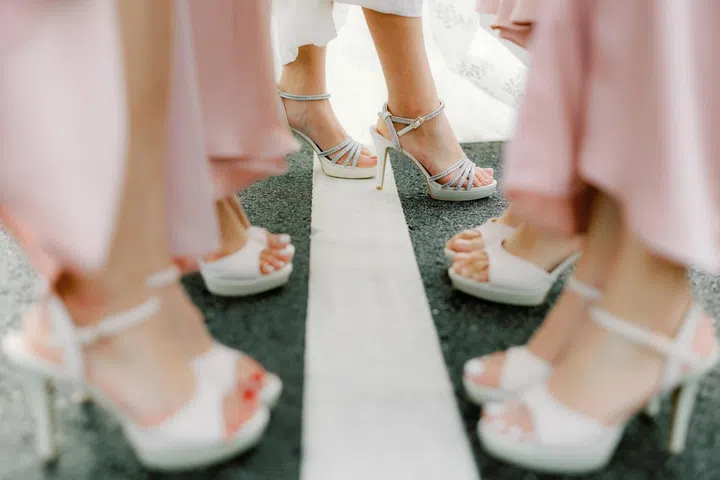 伴娘们统一穿上DMK的Isadora厚底凉鞋，兼顾高度与舒适。