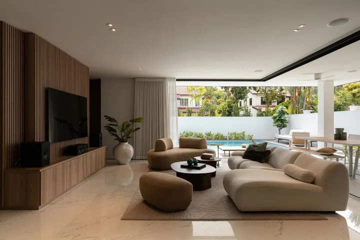 无论家庭聚会还是朋友小聚，Aura沙发和1977沙发都能轻松调整布局，满足不同需求，提升用户在当下与未来的生活品质。photo: ACO Architects and Architology Interiors