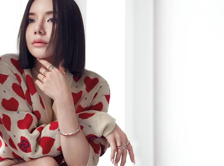 羊毛针织开衫、Gucci Link to Love系列戒指和手镯/Gucci。