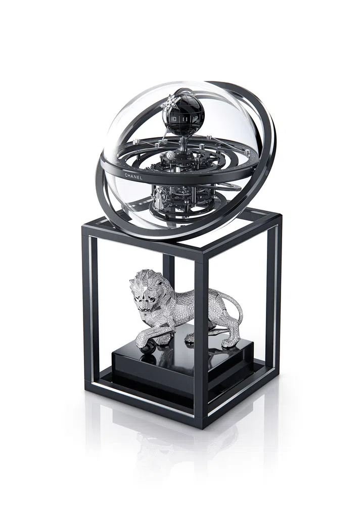 独一无二的Diamonds Astroclock座钟耗时八个月打造。