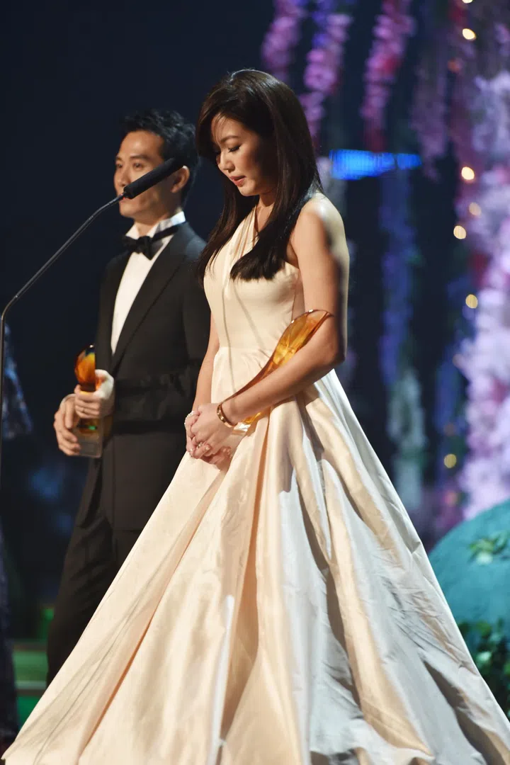 《红星大奖2016》第一场颁奖典礼于4月17日首度在媒体城的新传媒演播厅举行。艺人瑞恩上台领取“超级红星”奖，致辞时针对撞车风波道歉，数度哽咽。左为同样荣登“超级红星”的戚玉武。