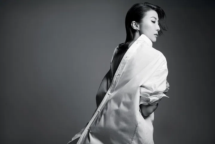 白色棉质宽松上衣和耳环/Fendi。