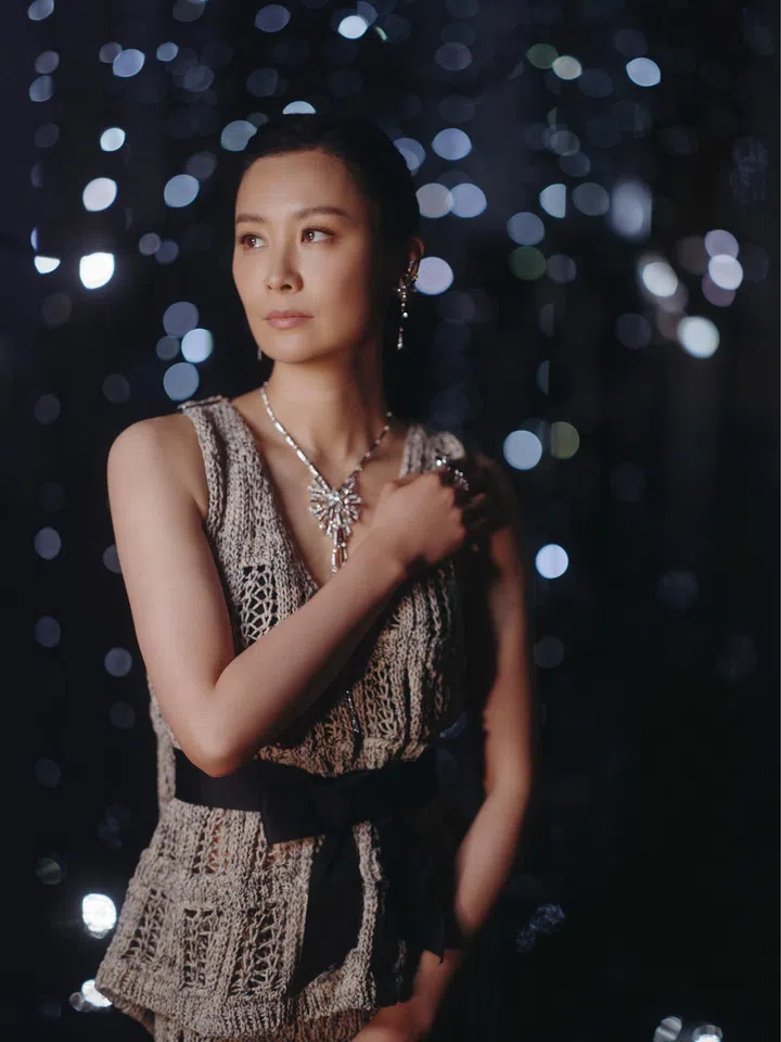 陈法拉佩戴Reach for the Stars高级珠宝系列Blazxing Star耳环、项链。