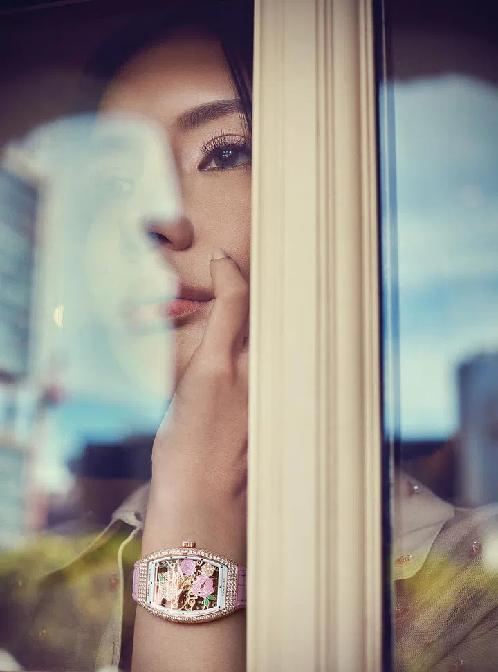 真丝网状上衣/Fendi；The Vanguard Rose Skeleton 腕表/Franck Muller。