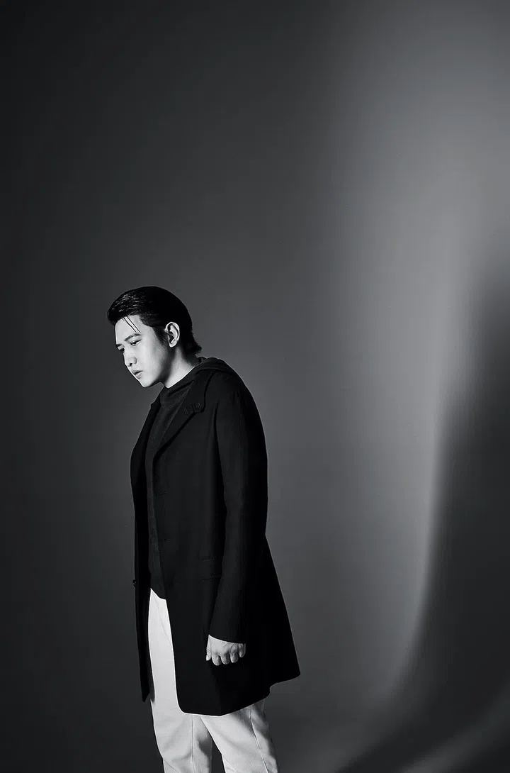 针织套头衫、夹克、长裤/Loro Piana。