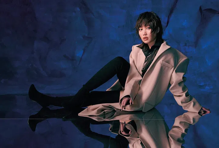 宽松夹克和金银丝衬衫/Sportmax。 高筒靴/Balenciaga。
