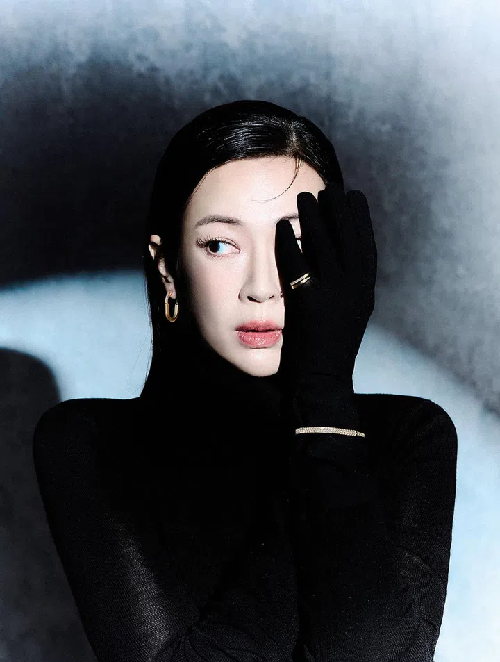 Tiffany Lock系列黄金镶钻戒指、黄金戒指、黄金镶钻耳环中号款及黄金全铺镶钻石手镯/Tiffany & Co.。黑色针织毛衣/Dior。