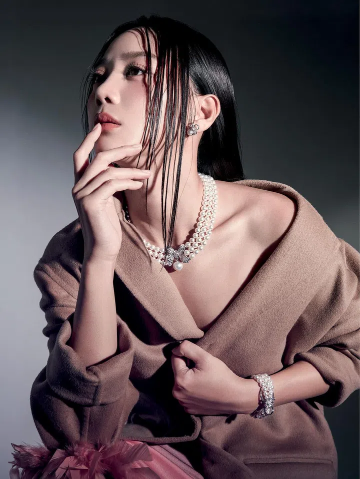 Jeux de Rubans耳环，白金镶嵌Akoya养殖珍珠和钻石; 高级珠宝项链，白金镶嵌白南洋珍珠、Akoya养殖珍珠和钻石;高级珠宝手镯，白金镶嵌Akoya养殖珍珠和钻石/Mikimoto； 羊毛大衣和丝绸欧根纱半身裙/Prada。