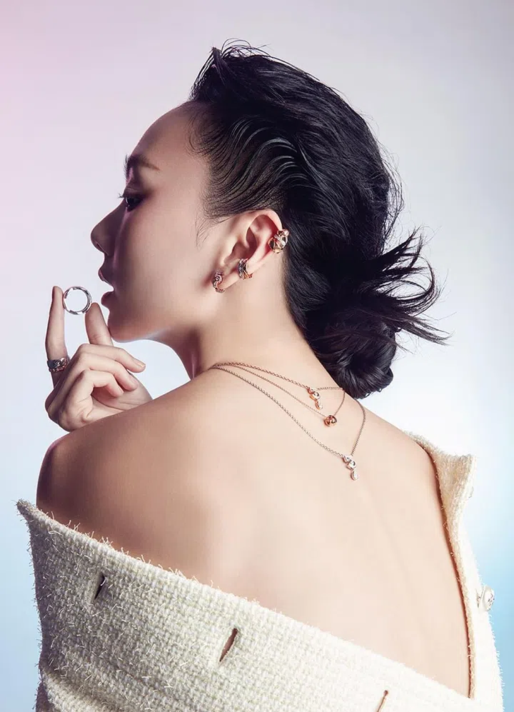 Eternal N°5白金镶钻项链; Eternal N°5米色金镶钻项链; Coco Crush米色金项链; Eternal N°5米色金镶钻单只耳环; Coco Crush白金镶钻单只耳环; Coco Crush米色金单只耳环; Coco Crush白金和黄金耳环;Coco Crush白金戒指大型款; Coco Crush白金戒指小型款; Coco Crush黄金镶钻窄版戒指/Chanel。 羊毛粗花呢夹克(前后穿)/Chanel。