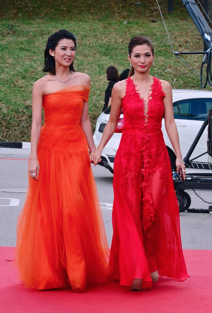 新传媒《红星大奖2015》第二场颁奖典礼于4月26日在加利谷新传媒大礼堂举行，艺人欧萱（左）与赖怡伶走红地毯。