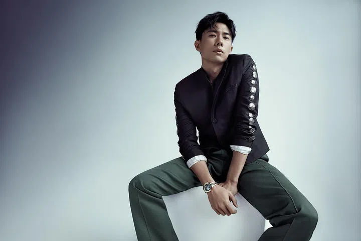 羊毛短款夹克、羊毛裤/Dior; Chronomaster Sport腕表18K玫瑰金款/Zenith。