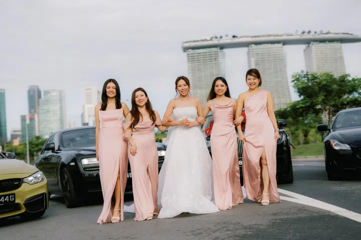 喜娘与伴娘团合影，其中包括为她设计专属鞋履的妹妹Eileen(右二）。