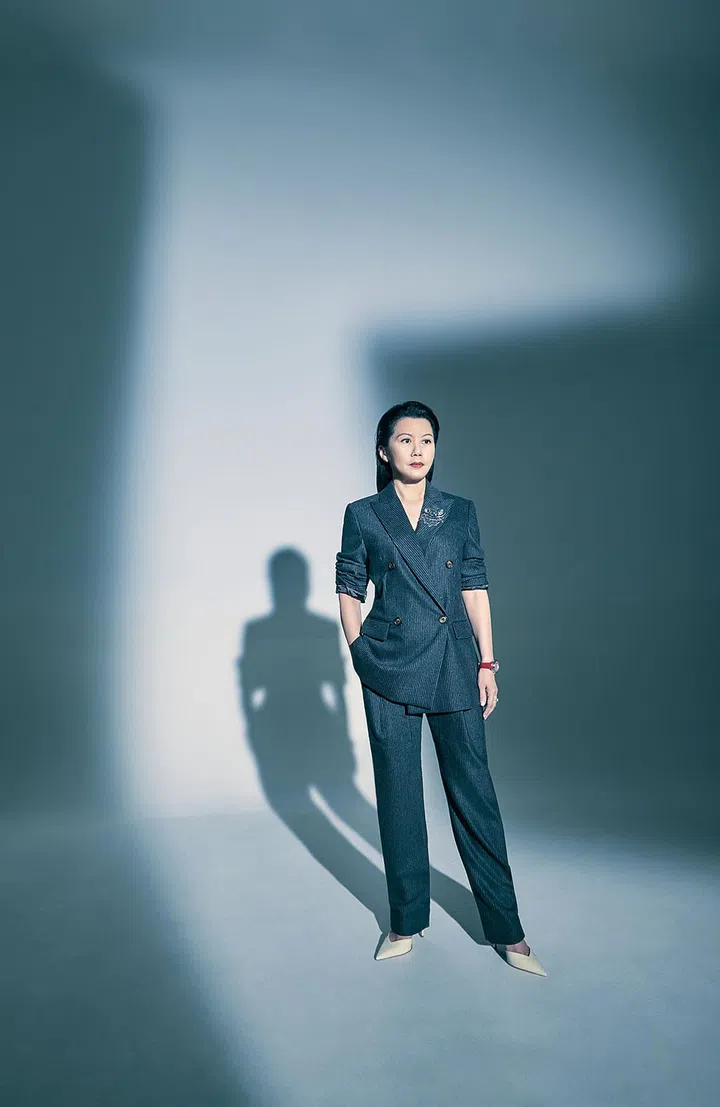 羊毛细条纹双排扣夹克、配套裤子/Brunello Cucinelli；皮革鞋履/Jimmy Choo。