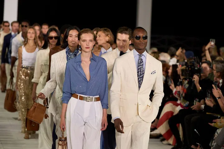 Ralph Lauren 2025春季系列大秀于美国纽约汉普顿举行。