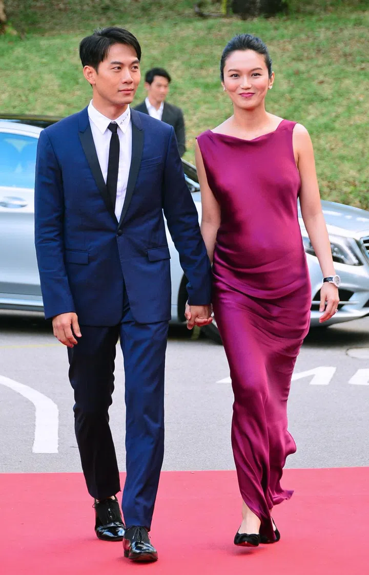 新传媒《红星大奖2015》第二场颁奖礼于4月26日在加利谷新传媒大礼堂举行。新传媒艺人夫妇戚玉武和白薇秀十指紧扣现身红毯。