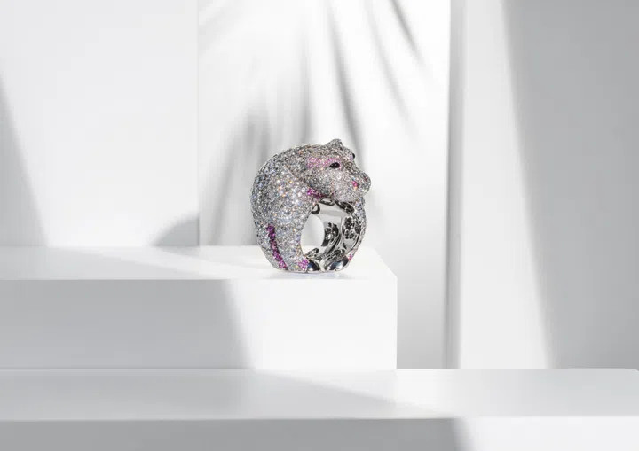 Hippopotamus戒指，符合萧邦可持续发展和社会责任理念白金镶嵌灰色钻石、石榴石和缟玛瑙。