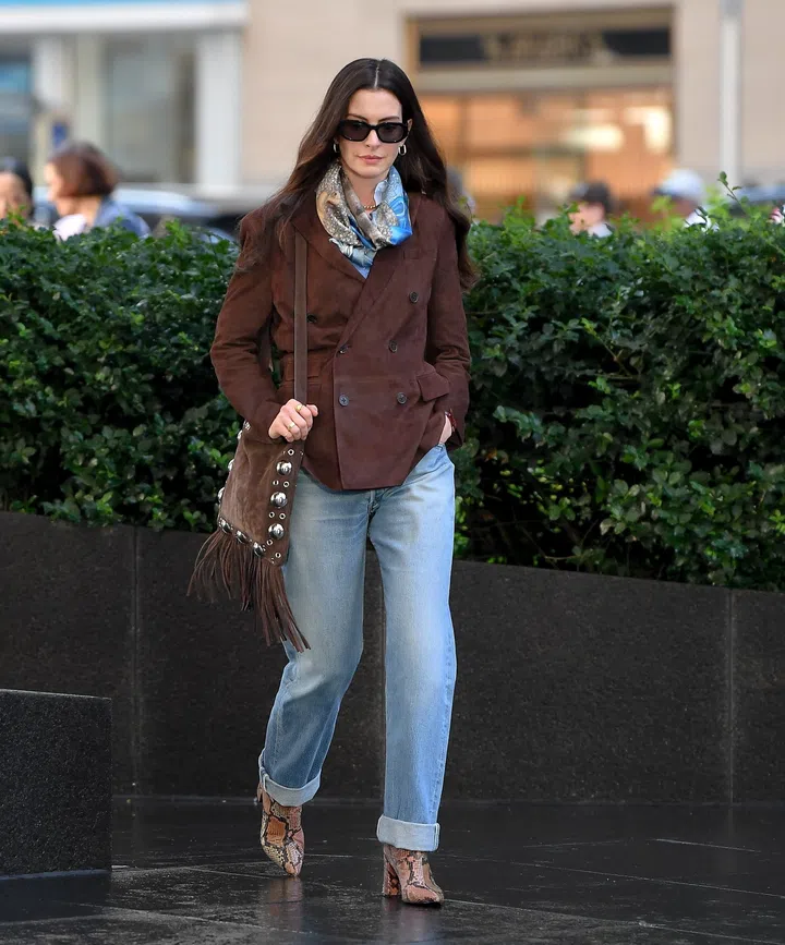 New York City, NY  Actress Anne Hathaway was seen on set in Manhattan, reprising her iconic role as Andy Sachs for The Devil Wears Prada 2.

Pictured: Anne Hathaway

BACKGRID USA 25 JULY 2025 

BYLINE MUST READ: Robert O'Neil / BACKGRID

USA: +1 310 798 9111 / usasales@backgrid.com

UK: +44 208 344 2007 / uksales@backgrid.com

*UK Clients - Pictures Containing Children
Please Pixelate Face Prior To Publication*