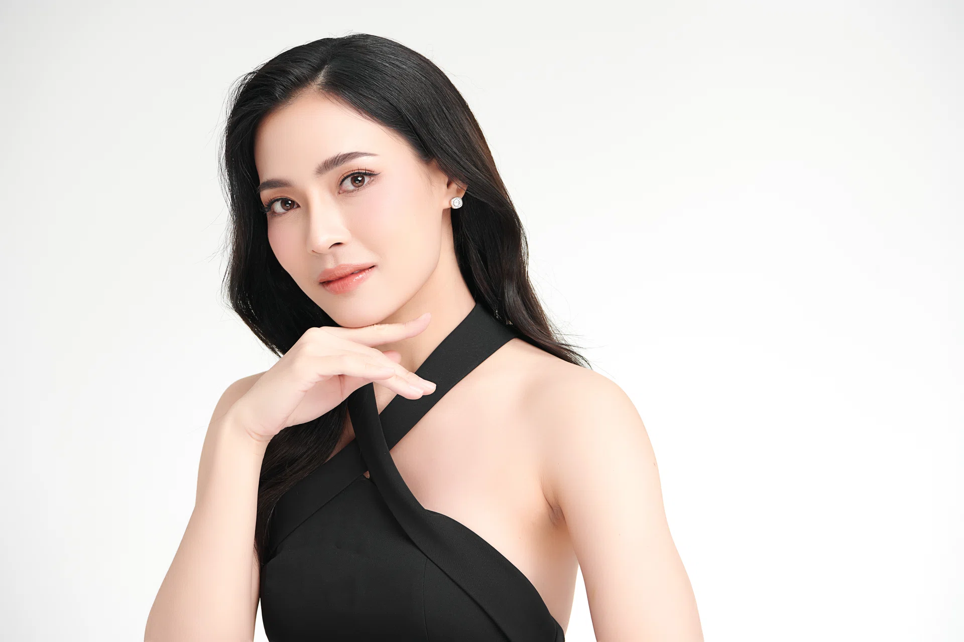 Woman with firm, naturally contoured skin, illustrating the lifting and tightening effects of ultrasound technology from Ultherapy PRIME.