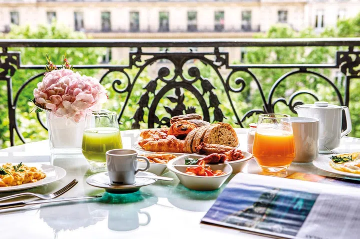 坐落在时尚别致的香榭丽舍大道上，Fraser suites Le Claridge就在凯旋门、协和广场、卢浮宫、 皇宫和艾菲尔铁塔附近。 （PHOTO：Fraser suites Le Claridge）