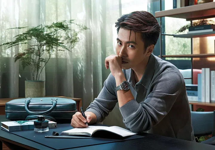 大班系列公文包英伦绿; 大班149系列墨水笔; Iced Sea日期显示自动腕表/Montblanc。羊毛飞行员夹克/Tod’s。Bost层架by Treku/Grafunkt。