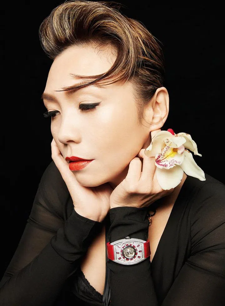 真丝平纹针织连衣裙/Versace；Grand Central Tourbillon Ruby CX 36腕表/Franck Muller。