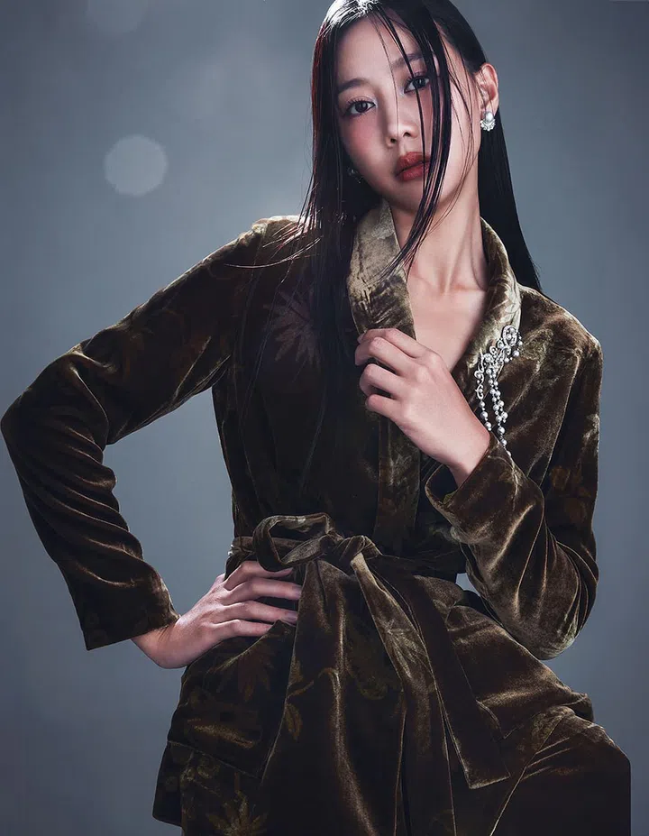 高级珠宝耳环，白金镶嵌白南洋珍珠和钻石; 高级珠宝胸针，白金镶嵌Akoya养殖珍珠和钻石/Mikimoto；丝绒锦缎夹克和配套裤/Shanghai Tang。