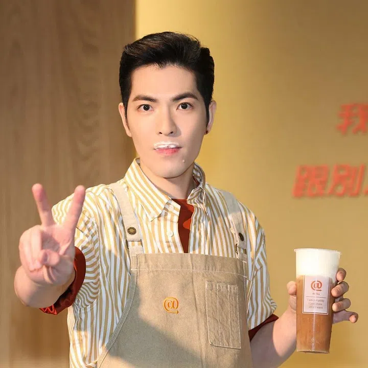 为庆祝茶饮品牌“署茗职茶@At Tea”开张，为庆祝新店开张，萧敬腾特地现身担任一日店长。