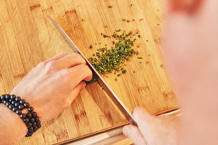 茹素多年的Emmanuel经常为家人烹调爱心料理，他讲究品质，对厨具的要求甚高。
