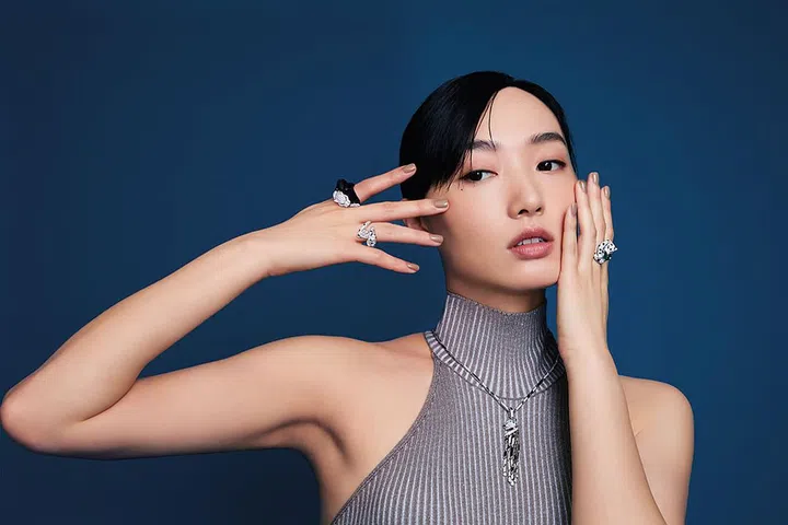 Panthère de Cartier戒指，白金镶嵌祖母绿、缟玛瑙、黑漆和钻石; Panthère de Cartier戒指，白金镶嵌祖母绿、缟玛瑙和钻石; Panthère de Cartier戒指， 白金镶嵌祖母绿、缟玛瑙和钻石; Panthère de Cartier项链，白金镶嵌祖母绿、缟玛瑙和钻石/Cartier; 鸽灰色羊毛和粘胶纤维上衣/Fendi。