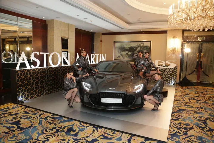 The Glamourettes with the Aston Martin DBS Superleggera 