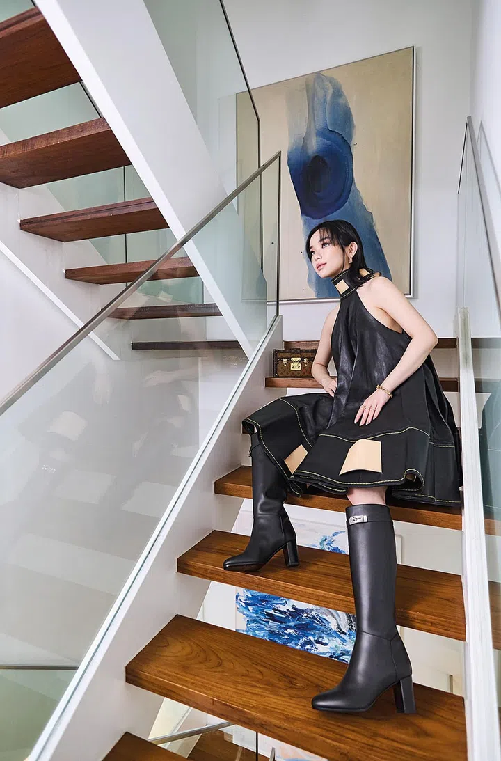 系带牛皮革连衣裙/Louis Vuitton。