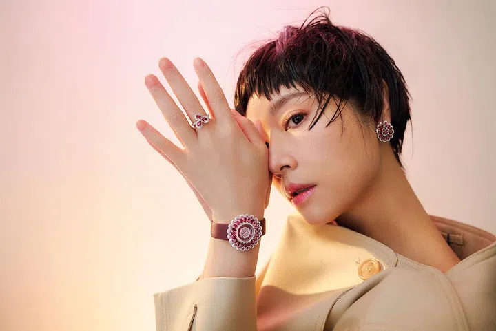 Precious Chopard系列红宝石钻石耳环; Precious Chopard系列腕表; Precious Lace系列红宝石
钻石戒指/Chopard。船领风衣式连衣裙/Burberry。