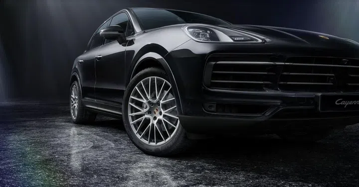 保时捷Cayenne特别推出的铂金版系列提升对奢华的要求，车内车外都经过精致的协调。
