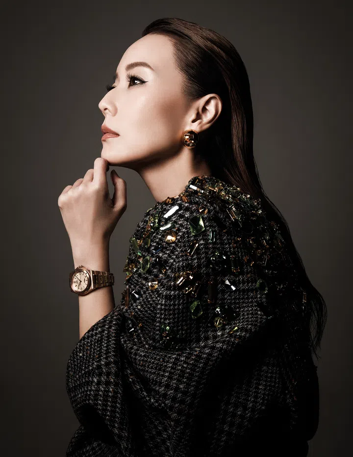 工程师系列自动腕表35/IWC。羊毛粗花呢夹克和耳环/Fendi。