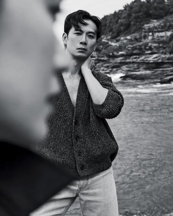 在阳光明媚的日子里，沿着 邦迪至勃朗特海岸步道悠闲漫步，尽情享受这段迷人的 海岸景致。简约而美好的浪漫，融入大自然的魅力。就像白薇秀与戚玉武共同走过的十年时光，他们用最简单的方式享受着生活中的每一刻，每一处景色都充满爱的氛围。outfit: 戚玉武 / Tod‘s