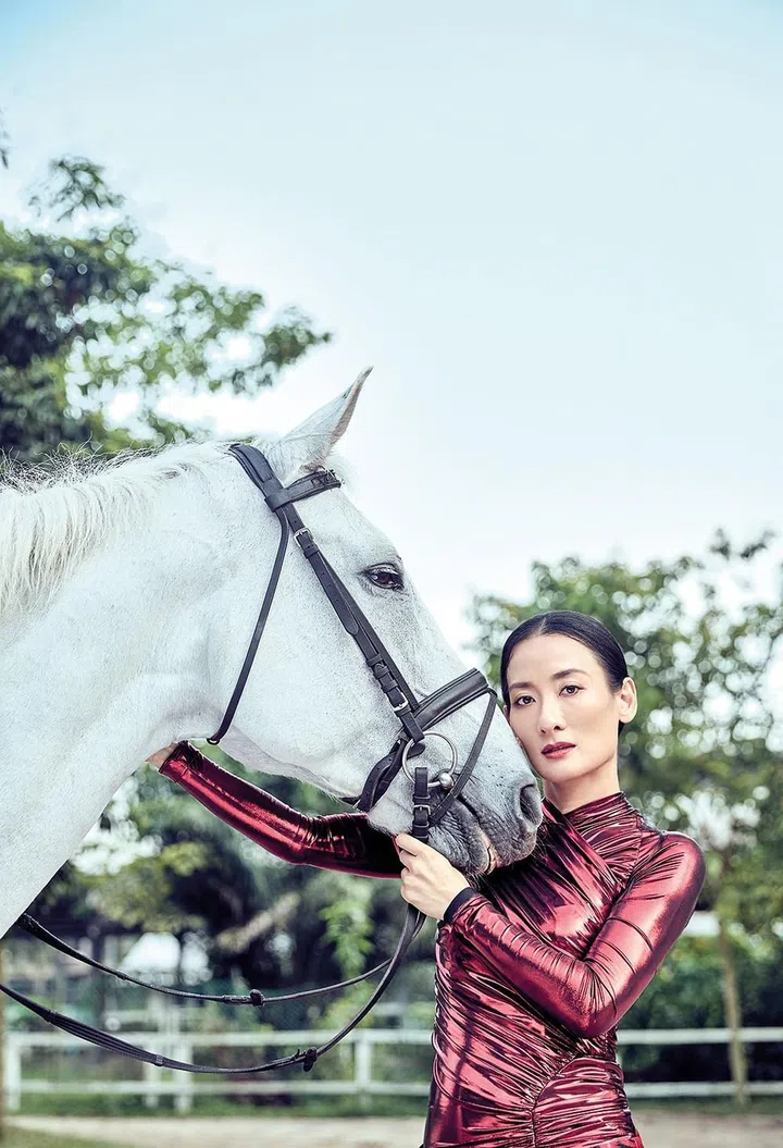 涤纶混纺连衣裙/Ferragamo。