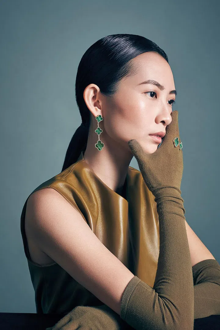 Magic Alhambra耳环，3图案，黄金镶嵌孔雀石; Magic Alhambra指间戒，黄金镶嵌孔雀石/Van Cleef & Arpels。无袖纳帕皮革连衣裙、针织手套/Sportmax。