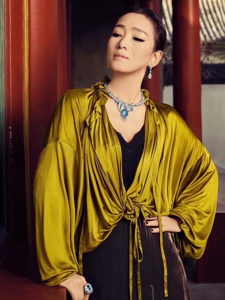 全球高级珠宝大使巩俐佩戴En Equilibre高级珠宝系列Najaatra项链及戒指。