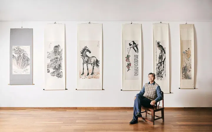 傅文克珍藏本世纪50位中国画家的作品,图中作品由左至右依序为:陆俨少《峡江云水》、张大千《溪山渔隐》、徐悲鸿《侧身长顾求其群》、齐白石《多利双喜》与《傲踞苍松》以及任伯年《蓝瑚献寿》。
