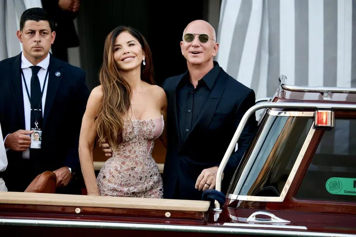 Venice, ITALY  Lavish newlyweds Jeff Bezos and Lauren Sanchez are all smiles and share a kiss while heading to a Saturday night post-wedding event in Venice, Italy.

Pictured: Jeff Bezos, Lauren Sanchez

BACKGRID USA 28 JUNE 2025 

BYLINE MUST READ: Nicolas Gerardin / BACKGRID

USA: +1 310 798 9111 / usasales@backgrid.com

UK: +44 208 344 2007 / uksales@backgrid.com

*UK Clients - Pictures Containing Children
Please Pixelate Face Prior To Publication*