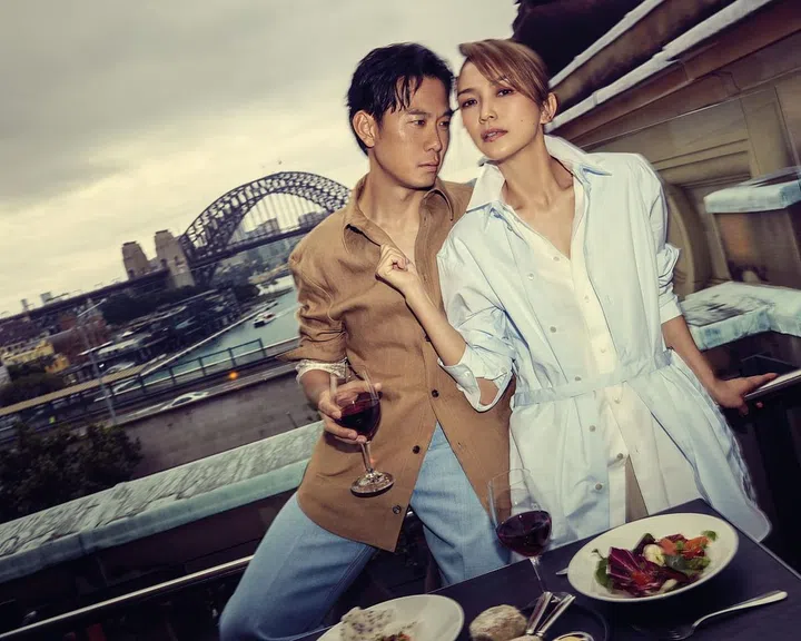 悉尼咖啡馆(Cafe Sydney)坐落在Circular Quay Customs House大楼顶层，有着无与伦比的港湾全景。outfit: 戚玉武 & 白薇秀 / Tod‘s