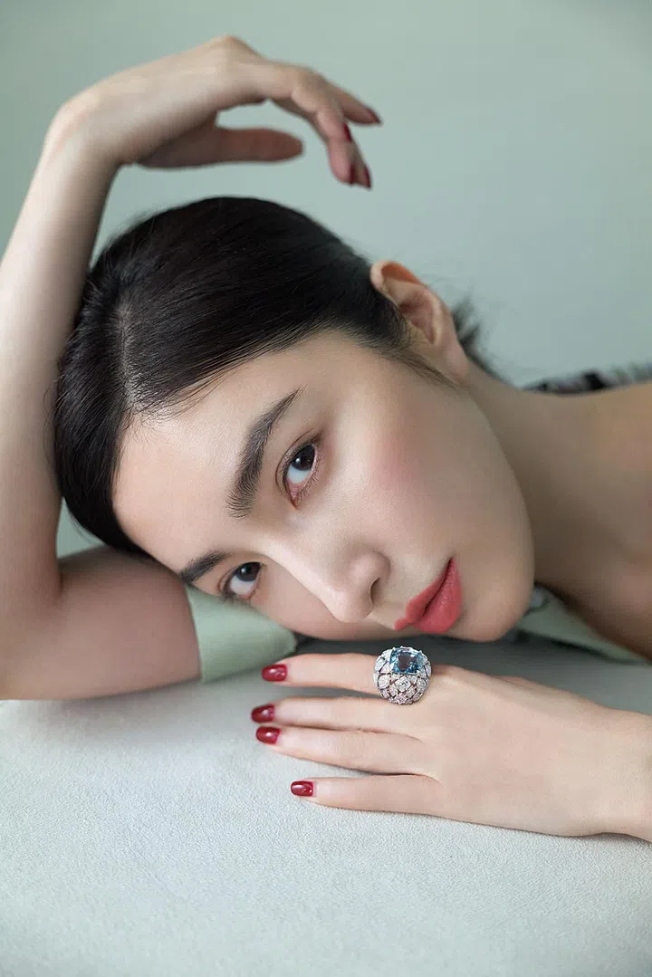 高级珠宝戒指，白金镶嵌蓝宝石和钻石/Cartier。