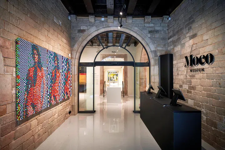 位于巴塞罗那的Moco美术馆重点展出当代艺术家的作品。Photo Courtesy of Moco Museum。