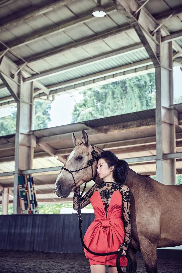 丝绸混纺连衣裙/Moschino。